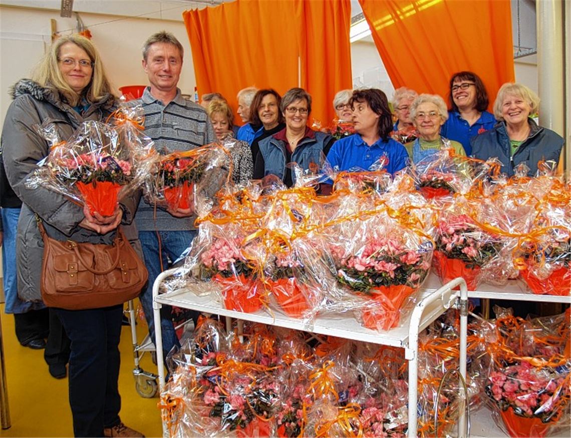 Sabine und Otto Schüßler (vorne) und ehrenamtliche Mitarbeiter des Tafelladens.