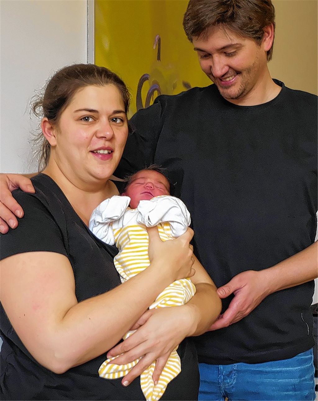 Sabrina und Alexander Hampp freuen sich über die Geburt ihrer Tochter Malia Marie. Sie ist das erste Kind, das im neuen Jahr in Pforzheim zur Welt gebracht wurde. Foto: Friedrich