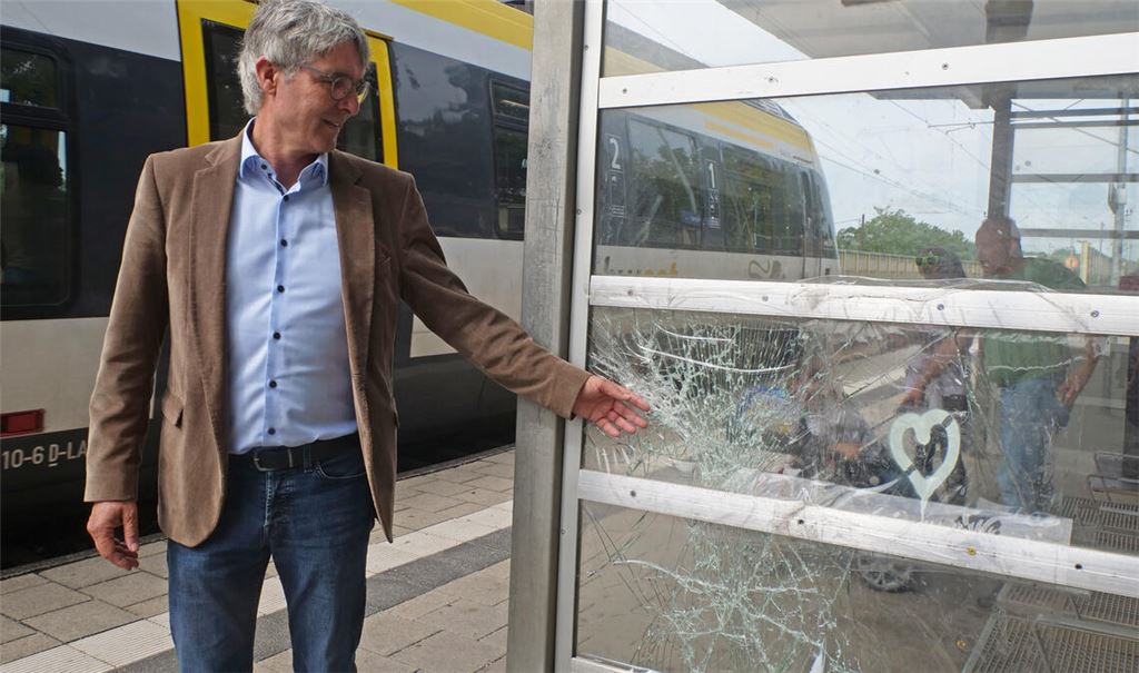 Sachbeschädigungen am Bahnhof in Illingen sind fast schon an der Tagesordnung. Bürgermeister Armin Pioch hofft, dass sich das mit der Sanierung ändern wird. Foto: Friedrich