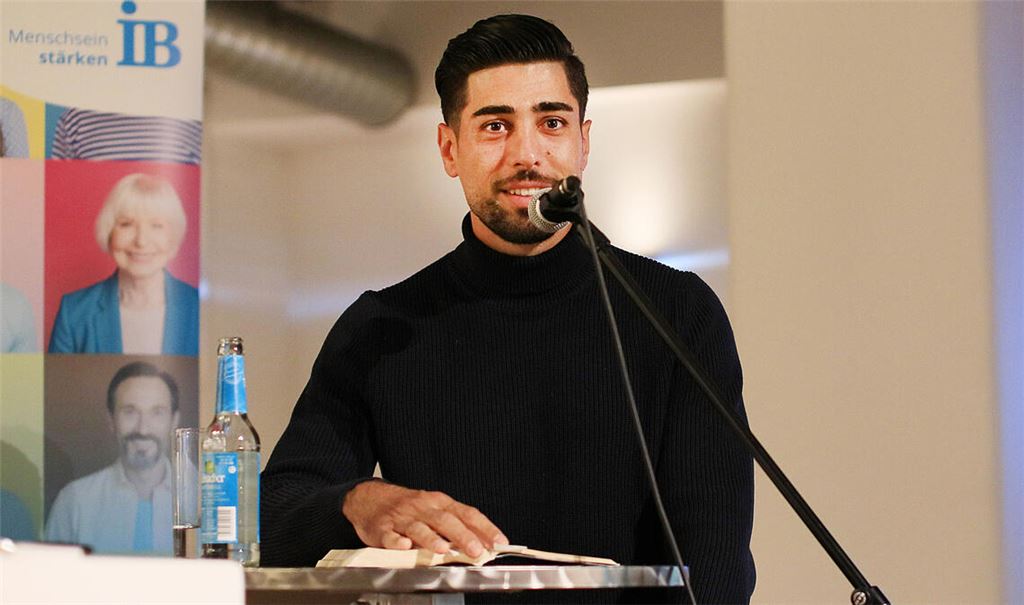 Saeid Fazloula erzählt im Café Carlo seine besondere Flüchtlingsgeschichte. Foto: Weber