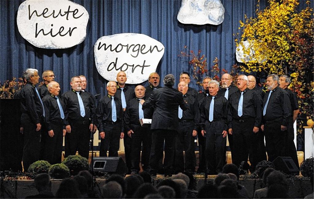 Sänger-Generationen: der Kinderchor unter Leitung von John Alexander und der Männerchor unter Regie von Walter Klisa.