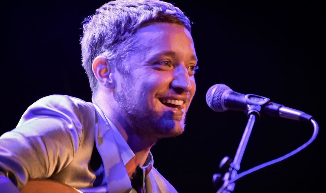 Sänger Maeckes mit Gitarre (Archivbild)