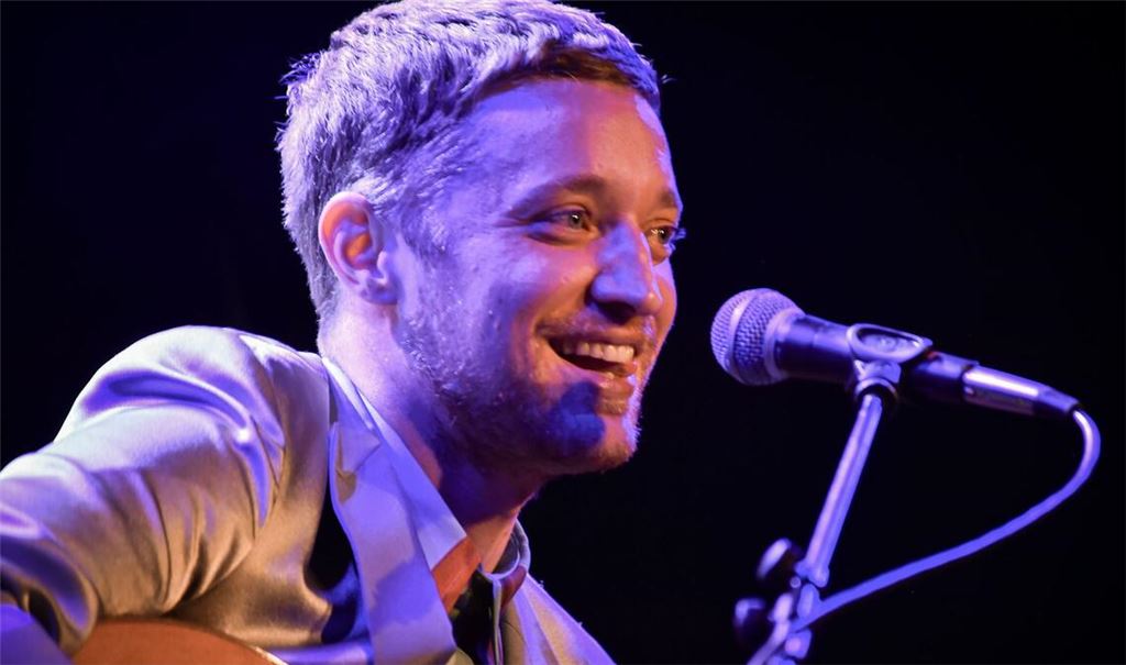 Sänger Maeckes mit Gitarre (Archivbild)