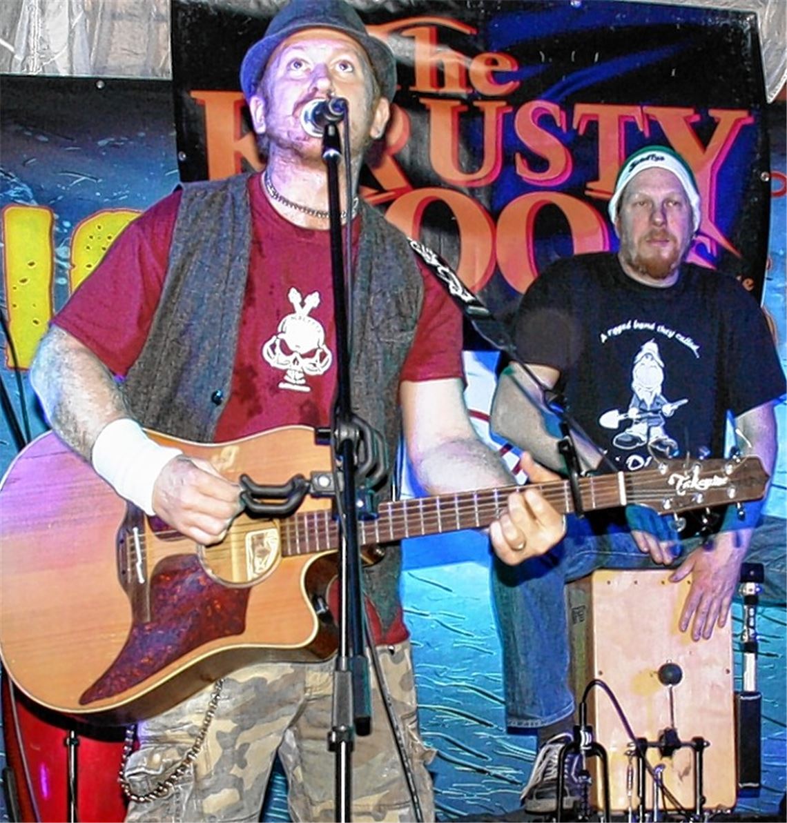 Sänger Paul Burke an der Gitarre und Oli Hofmann am Cajon in Aktion. 