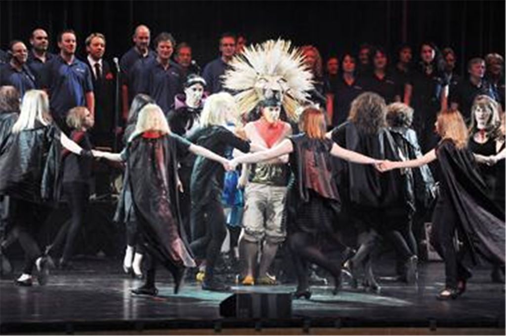 Sänger, Schauspieler und Tänzer bannen gemeinsam den Fluch des Phantoms.
Foto: Fotomoment