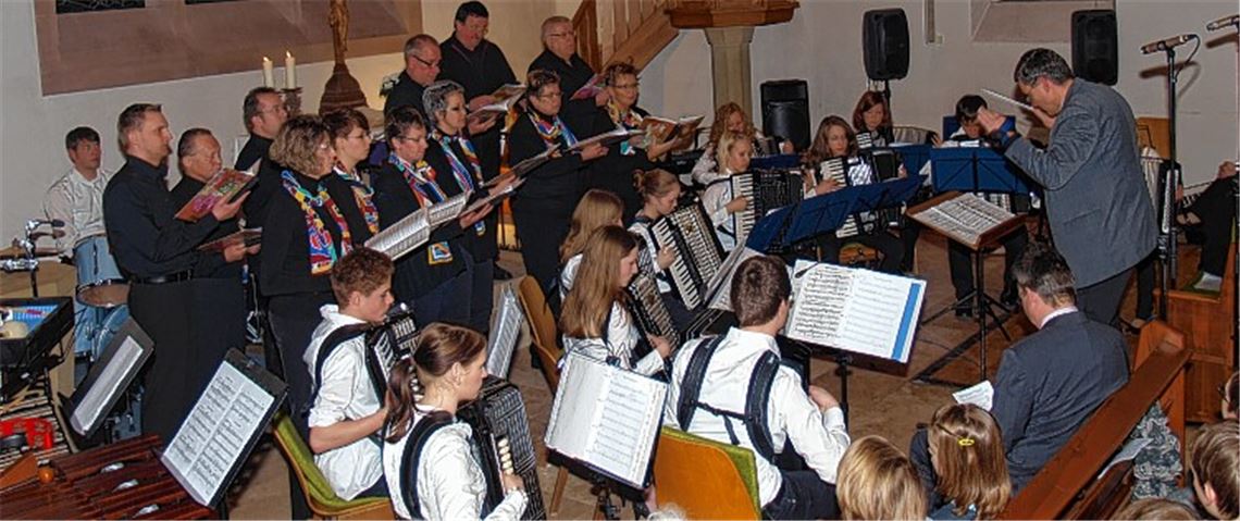 Sängern und Instrumentalisten gelingen beim Kirchenkonzert einfühlsame Interpretationen.