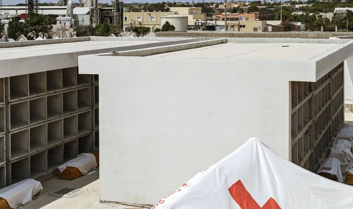 Särge von Schiffbrüchigen auf dem Friedhof von Lampedusa (Archivbild).