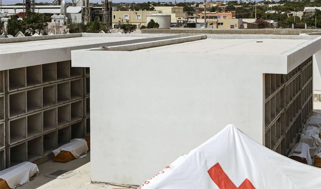 Särge von Schiffbrüchigen auf dem Friedhof von Lampedusa (Archivbild).
