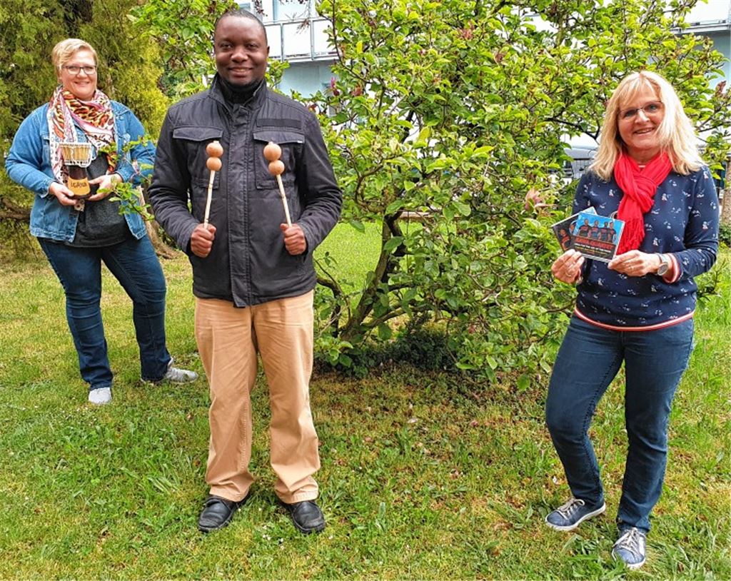 Sagen danke: Andrea Lang , Pfarrer Julius Ssebulo und Marion Tschätsch.privat