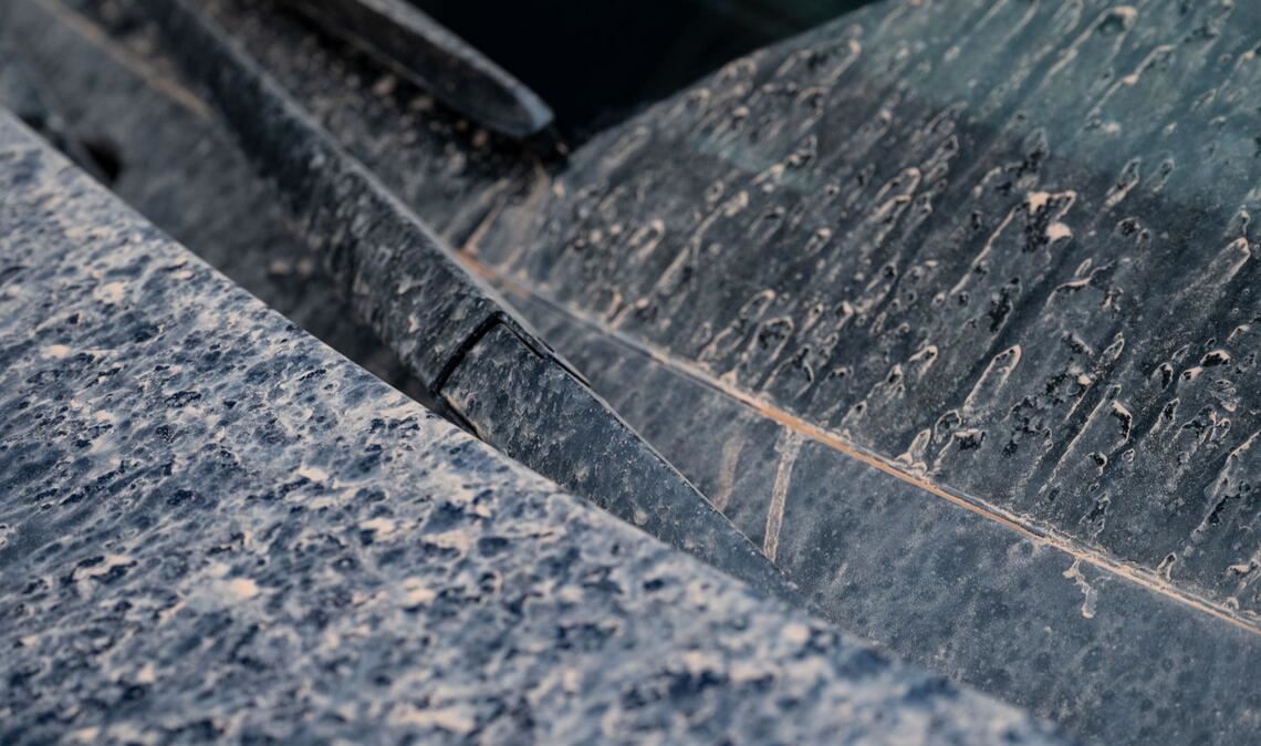 Saharastaub besteht aus feinen Sandkörnern, die auf Lack, Scheiben und Kunststoffoberflächen Kratzer hinterlassen können.