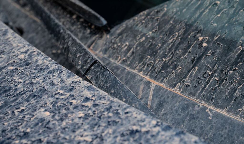 Saharastaub besteht aus feinen Sandkörnern, die auf Lack, Scheiben und Kunststoffoberflächen Kratzer hinterlassen können.