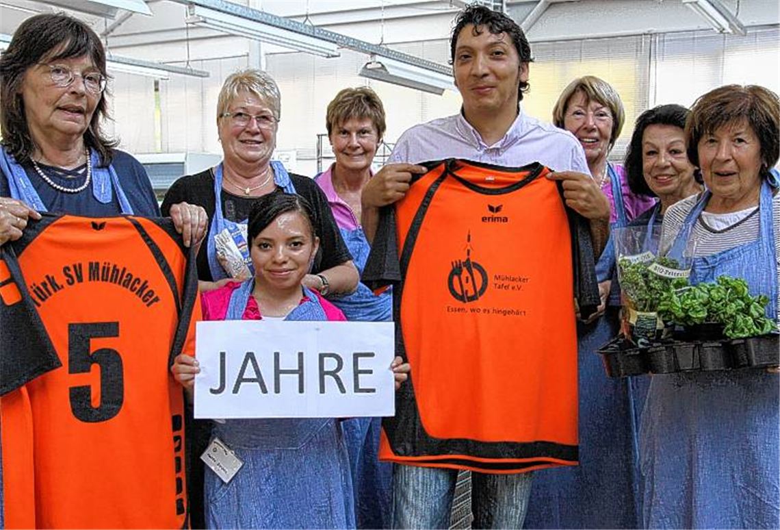Sahin Yildirim (Mitte) und der Türkische SV Mühlacker unterstützen die Mühlacker Tafel – hier Leiterin Erika van Luijk (li.) mit ihrem Team – die im vergangenen Jahr ihr fünfjähriges Bestehen gefeiert hat. Die Fußballer des B-Ligisten machen Trikotwerbung für den Tafelladen, spenden Geld und stellen nun ein Benefizturnier auf die Beine. Archivfoto: Eigner