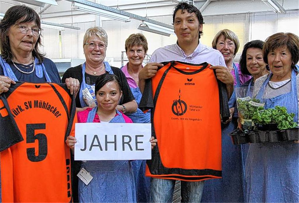 Sahin Yildirim (Mitte) und der Türkische SV Mühlacker unterstützen die Mühlacker Tafel – hier Leiterin Erika van Luijk (li.) mit ihrem Team – die im vergangenen Jahr ihr fünfjähriges Bestehen gefeiert hat. Die Fußballer des B-Ligisten machen Trikotwerbung für den Tafelladen, spenden Geld und stellen nun ein Benefizturnier auf die Beine. Archivfoto: Eigner