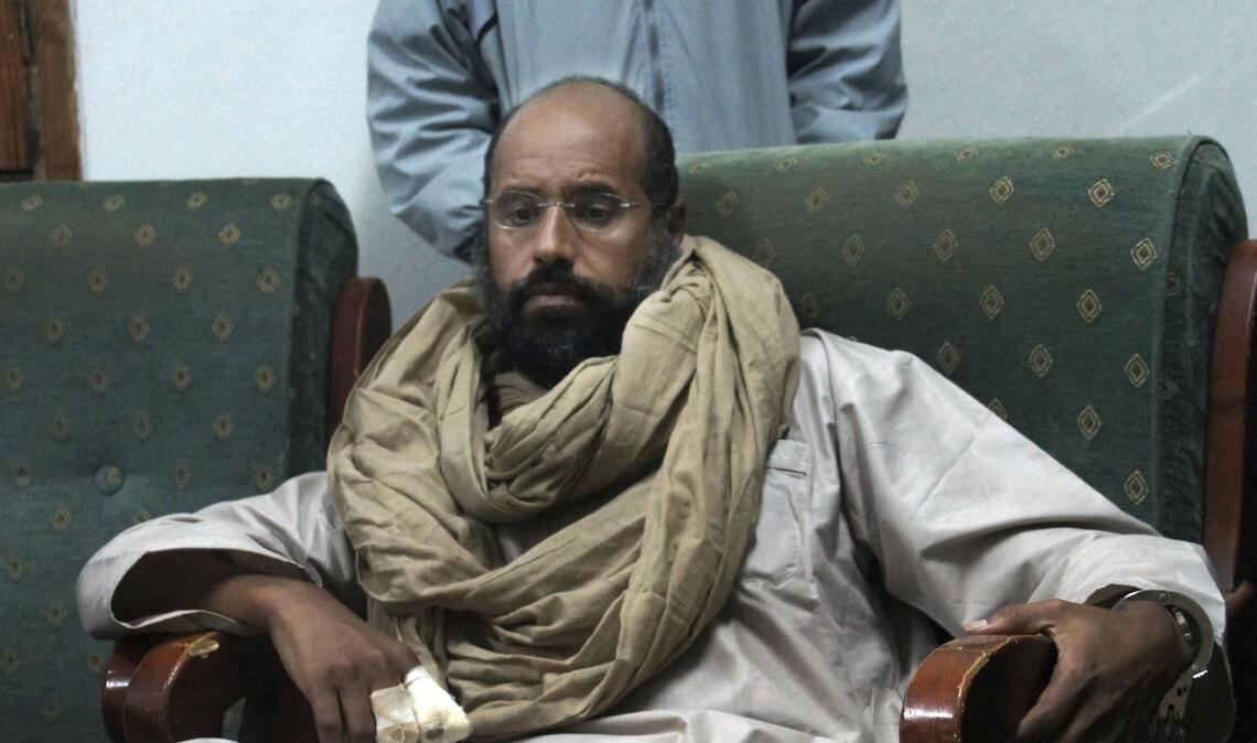 Saif al-Islam al-Gaddafi sitzt nach seiner Gefangennahme in der Obhut revolutionärer Kämpfer (Archivbild).