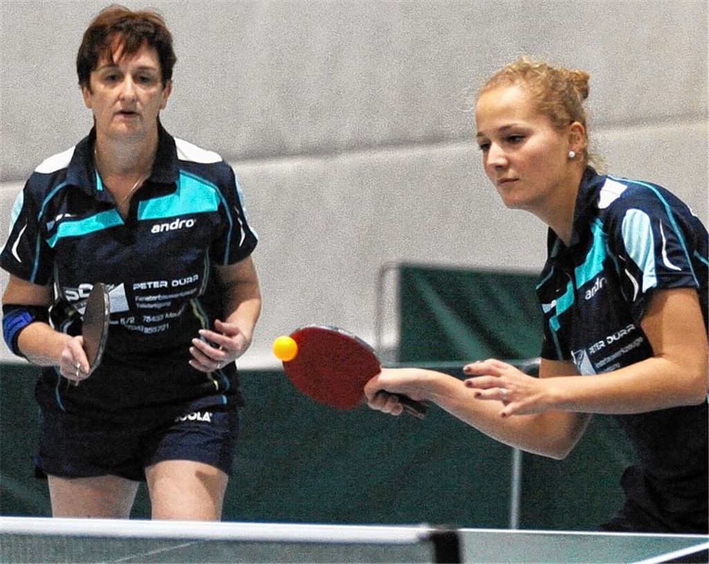 Saisoneinstand: Die etatmäßigen Nummer eins Claris von Loe (re., mit Doppelpartnerin Karin Pfister) bestreitet für Zaisersweiher gegen Phönx Lomersheim ihren Einsatz dieser Runde. Prompt läuft es für das TSV-Team erfolgreich. Foto: Fotomoment