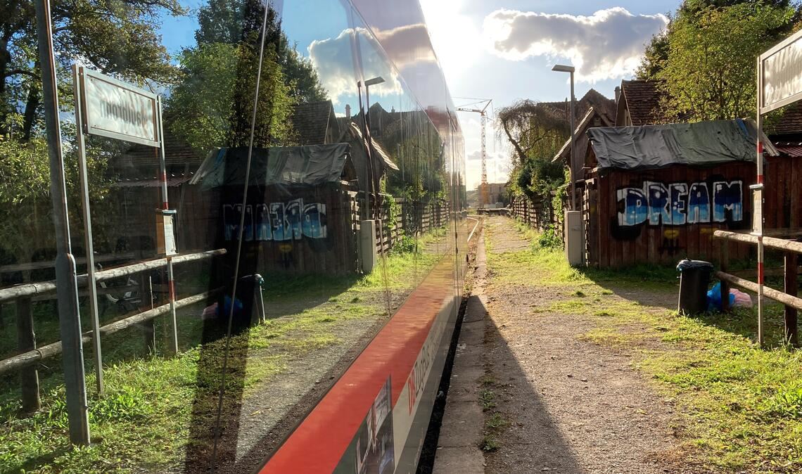 Saisonfinale: In der Abendsonne spiegelt sich das Bahnhofsschild im Fensterband des Freizeitexpress Kloster Maulbronn. Foto: privat