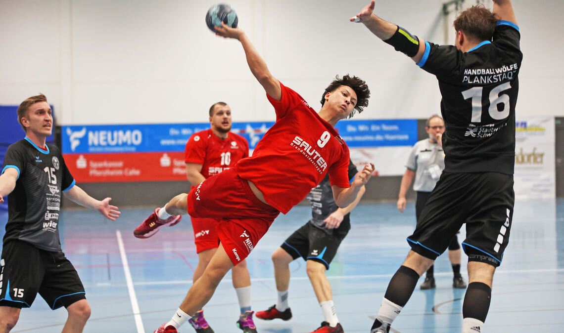 Sakda Bell Choetchim (in Rot) und seine Mannschaftskameraden vom TSV Knittlingen müssen mit einem Punkt zufrieden sein. Foto: Müller