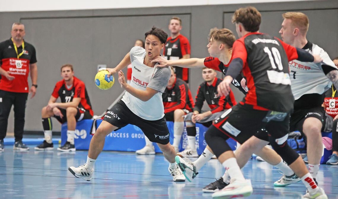 Sakda Choetchim (am Ball) steuert fünf Treffer zum Punktgewinn bei, Fotos: Müller
