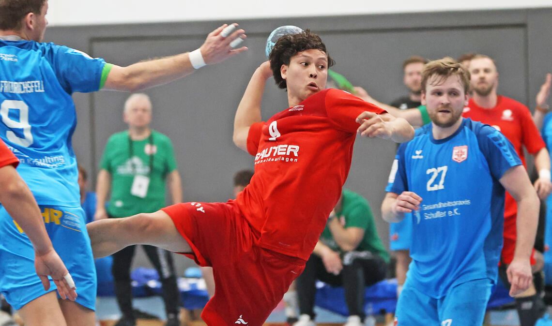 Sakda Choetchim (beim Wurf) hält den TSV Knittlingen in der Schlussphase des Kellerduells am Leben und rettet den Punkt. Foto: Müller