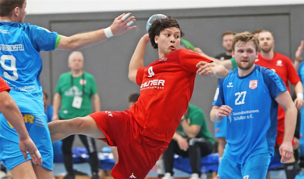 Sakda Choetchim (beim Wurf) hält den TSV Knittlingen in der Schlussphase des Kellerduells am Leben und rettet den Punkt. Foto: Müller