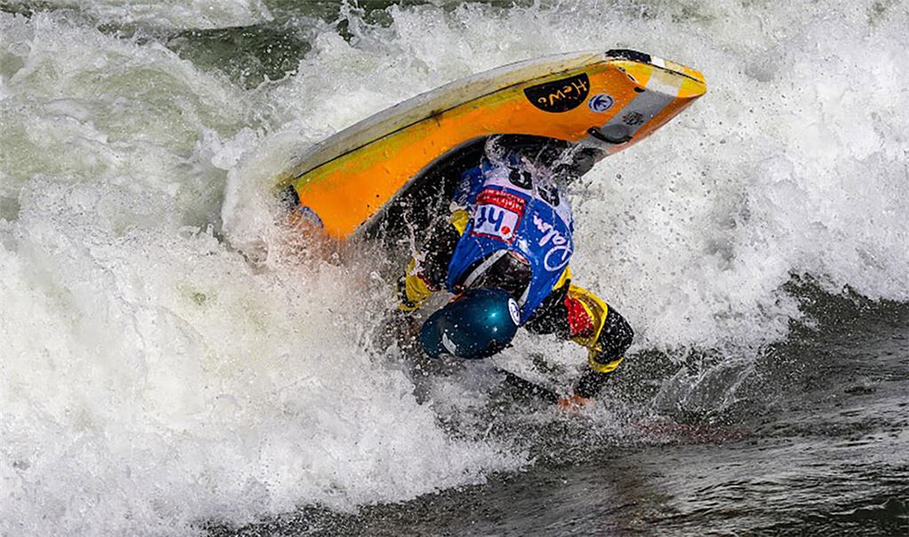 Salto in der Welle: Tim Beck aus Dürrmenz ist deutscher Meister im Freestyle-Kanu. Dabei hat er erst vor eineinhalb Jahren mit dem Sport angefangen. Fotos: Rüdiger Hauser.