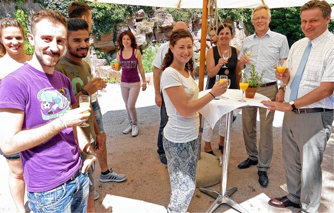 Salute und prosit! Die jungen Auszubildenden aus Italien und Portugal werden im Garten des „Goldenen Anker“ willkommen geheißen.