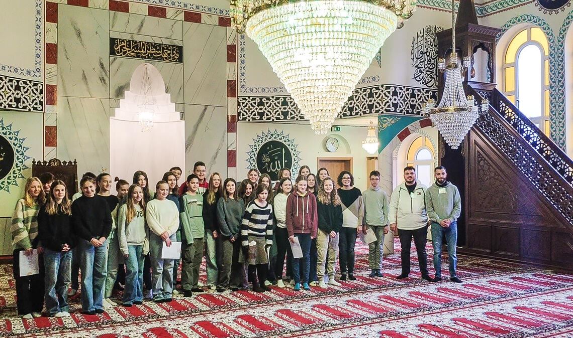 Salzach-Schüler besuchen
die Mimar-Sinan-Moschee Salzach-Gymnasiasten sind zu Gast in der Maulbronner Moschee. Foto: privat