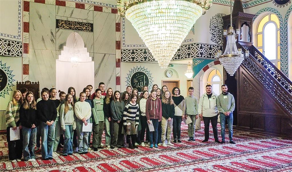 Salzach-Gymnasiasten sind zu Gast in der Maulbronner Moschee. Foto: privat