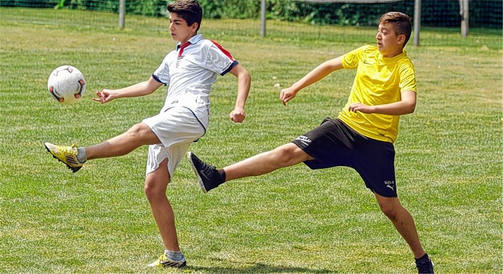 Samba Soccer (in Gelb-Schwarz) und Jugendtreff Enzberg im Eröffnungsspiel des Tafel-Cup ganz synchron. Die Sambas setzen sich mit 3:0 durch.  Fotos: Fotomoment