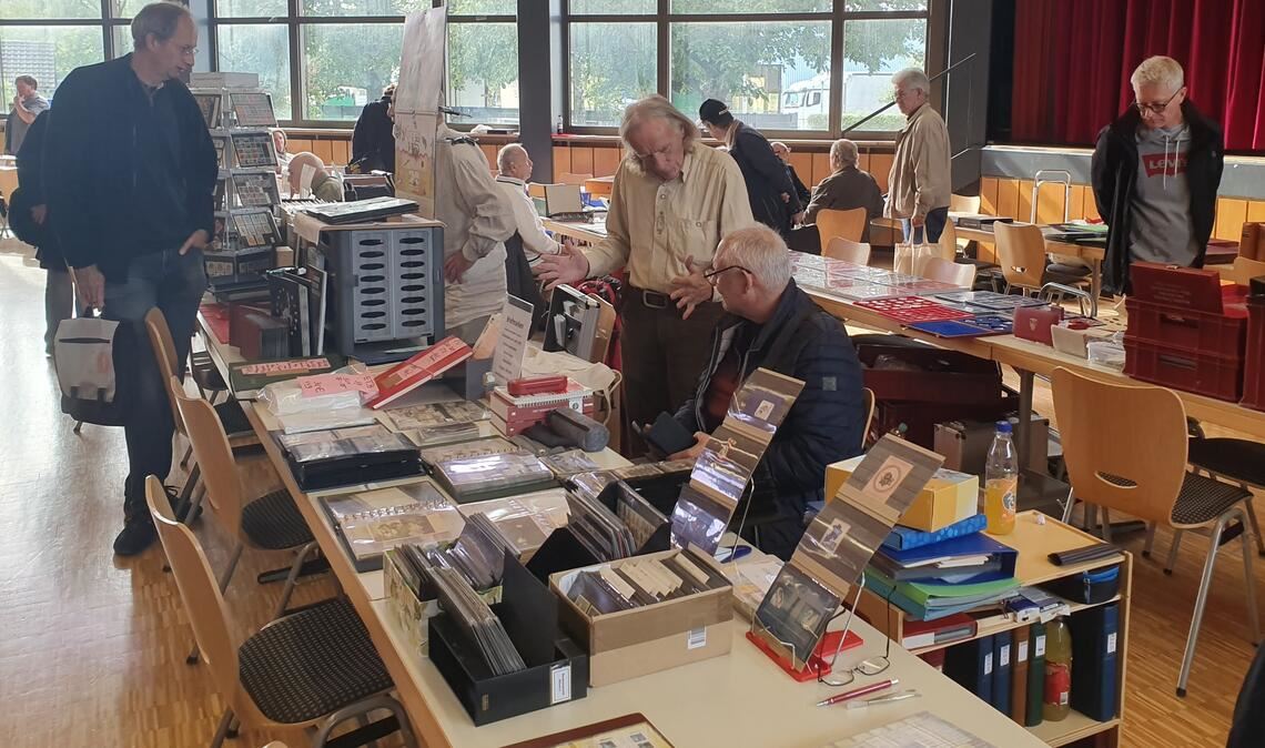 „Sammler sind Frühaufsteher“, weiß Vereinsvorsitzender Thomas Zorn und freut sich bereits um 10 Uhr über regen Andrang in der Erlentalhalle. Fotos: Schröder