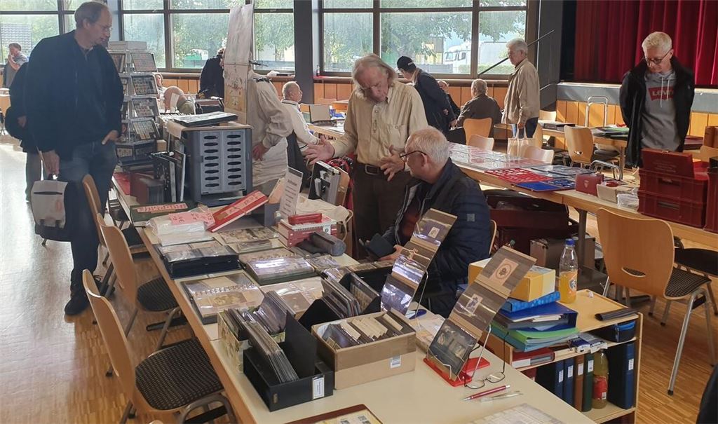 „Sammler sind Frühaufsteher“, weiß Vereinsvorsitzender Thomas Zorn und freut sich bereits um 10 Uhr über regen Andrang in der Erlentalhalle. Fotos: Schröder