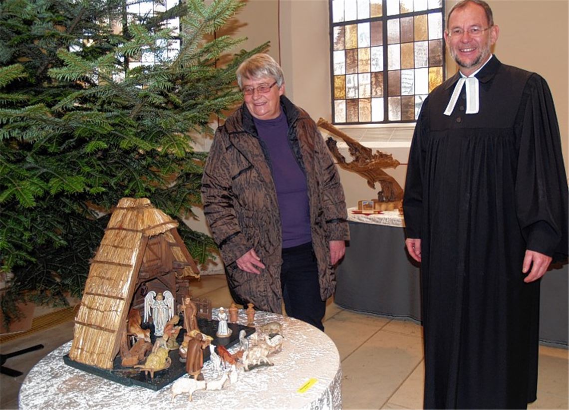 Sammlerin Renate Milerski und Pfarrer Hans Veit vor einer Ammergauer Krippe aus dem Jahr 1920, einem alten Familienstück.