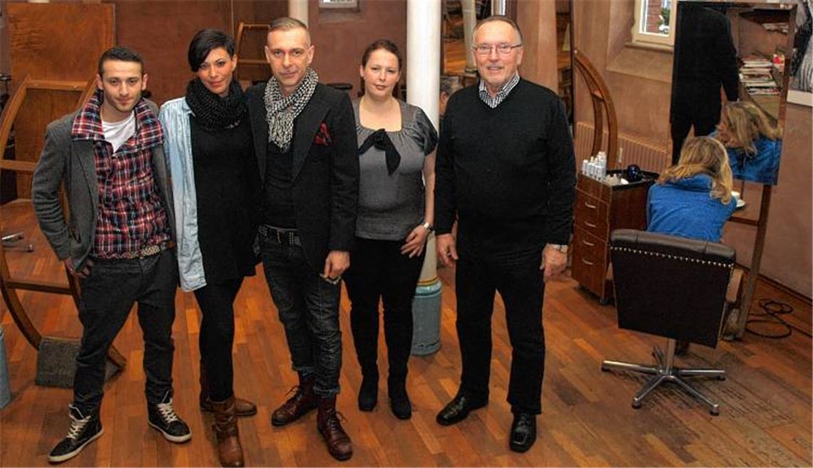 Samuel-Nisandro Bahnan, Jennifer Cardelfe und Thorsten Hussfeldt (v.li.) frisieren zugunsten der Lebenshilfe. Rechts Jürgen F. Heinz (PJH Veranstaltungen), links daneben Stephanie Seare (Wohnbereichsleiterin der Lebenshilfe).