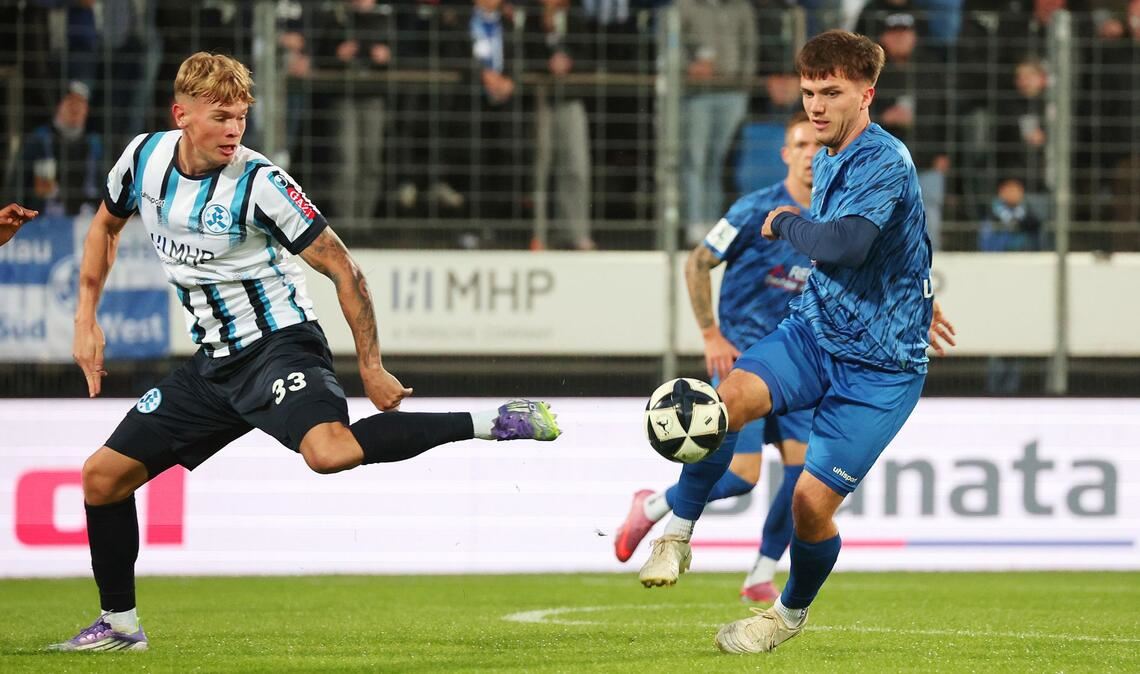 Samuel Unsöld (li.) gegen Lukas Laupheimer: Das Punktspielduell SGV Freiberg gegen Stuttgarter Kickers geht am Ostermontag  über die Bühne.