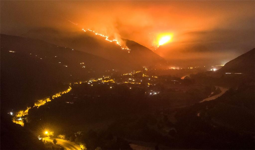San Jose de Maipo in Chile: Durchgewaltige Feuerbrünste ist die Nacht erhellt.