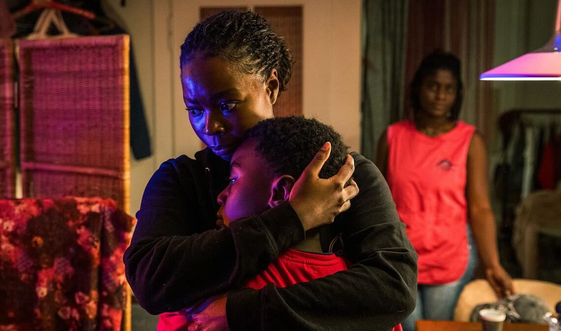 Sanaa Mukambo (Nancy Mensah-Offei, r.) hat erfahren, dass ihre beiden illegalen Mitbewohner an die Polizei verraten wurden. Also müssen sich  Moya Alemu (Nambitha Ben-Mazwi.) und Yaro Alemu (André Nkot Olinga) eine neue Bleibe suchen.