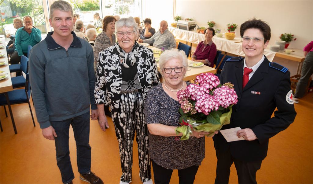Sandra Bossert gratuliert Gertrud Roux und Liebgard Gockeler (v.re.) mit Bürgermeister Matthias Enz zum 50-jährigen Bestehen des Seniorenclubs Serres. Foto: Fotomoment
