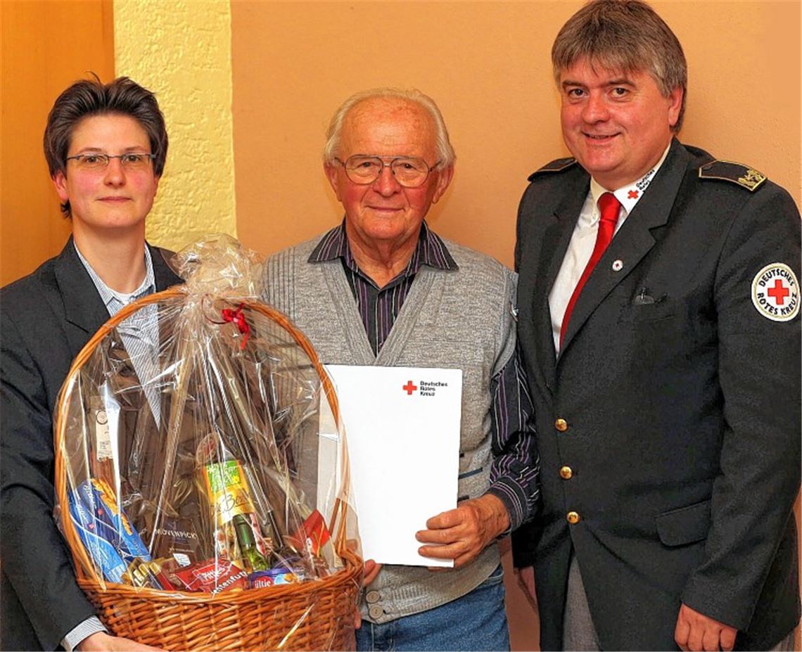 Sandra Bossert und Wolfgang Haalboom gratulieren Dieter Michal (Mitte) zu seiner Ehrung für 55-jährige Mitgliedschaft im Deutschen Roten Kreuz. 36 Jahre davon verwaltete er die Kasse des Ortsvereins.