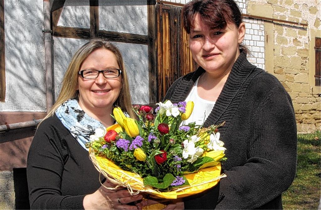 Sandra Brodbeck (re.) bekommt von Jacqueline Holler den zweiten von 52 Jubiläums-Blumensträußen überreicht.