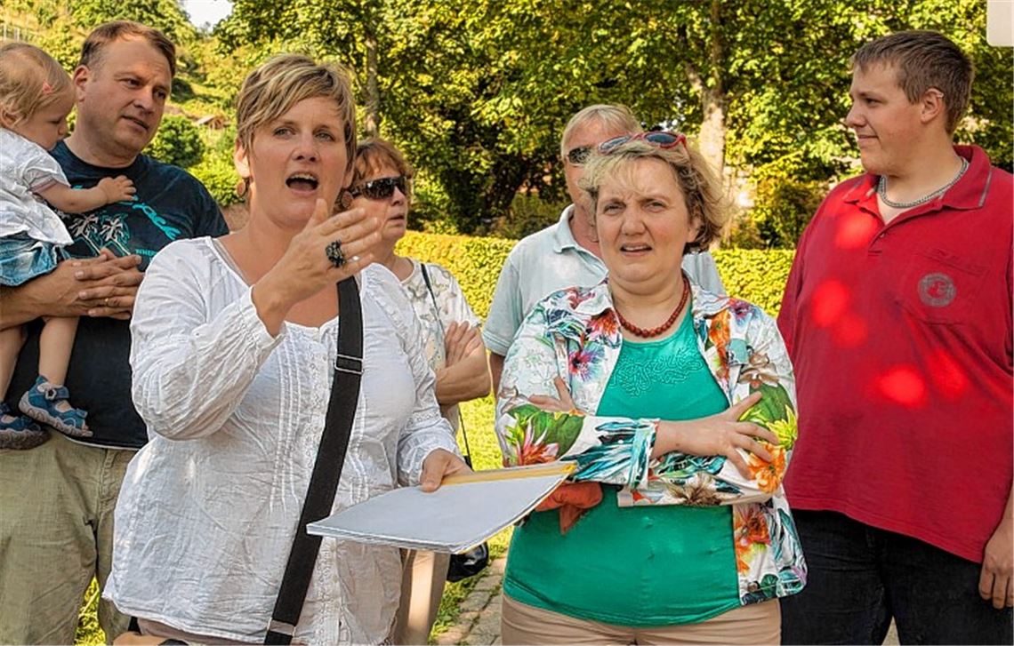 Sandra Maleck (li.) stellt in Maulbronn Katja Mast Bürgerwünsche für die Talaue vor. Foto: Wendelstein