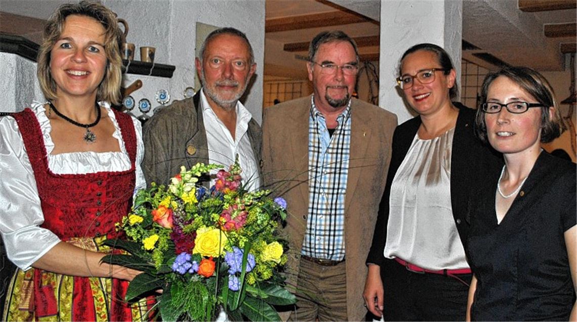 Sandra Sailer (li.) übergibt die Amtsgeschäfte an Isabelle Ziegler (re.). Geehrt werden Wolfhard Bickel (v.li.) und Manfred Schmidt-Basler, Valerie Wolf ist neu aufgenommen worden.Foto: privat