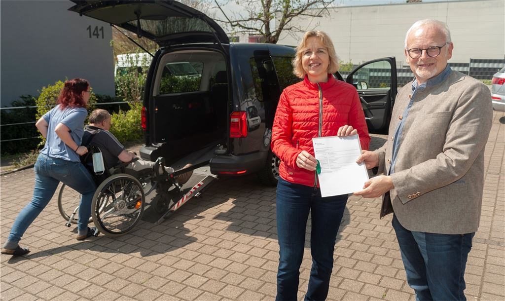 Sandra Sailer nimmt die Spende von Karl Röckinger entgegen. Foto: Fotomoment