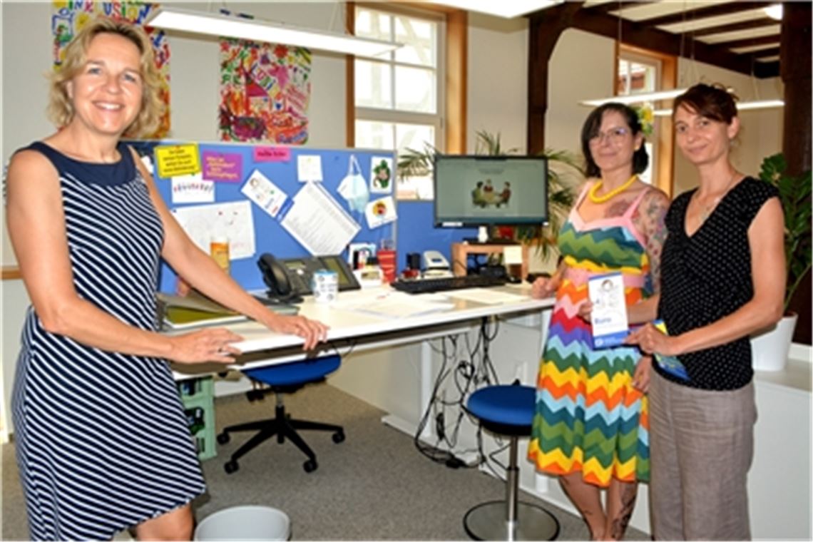 Sandra Sailer (v.li.), Katrin Saalbach und Viola Beck von der Lebenshilfe Vaihingen-Mühlacker werben für „Leichte Sprache“, die von Susanne Würtz (unten) einem Praxistest unterzogen wird. Fotos: Stahlfeld
