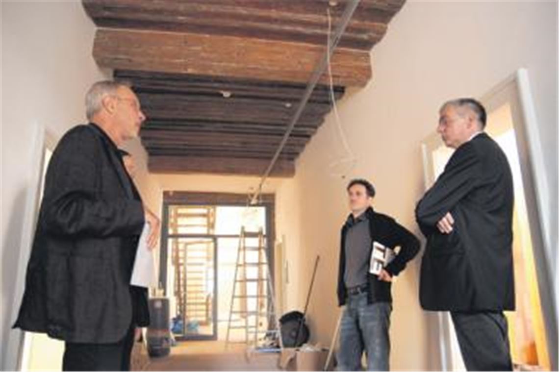 Sanierung auf der Zielgeraden: Die Bauexperten Gerhard Habermann (v.li.), Rolf Creyaufmüller und der Schulleiter des Evangelischen Seminars, Tobias Küenzlen, beim Rundgang durch das Jagdschloss, in das am Wochenende die Mädchen der Internatsschule einziehen. 
Fotos: Disselhoff