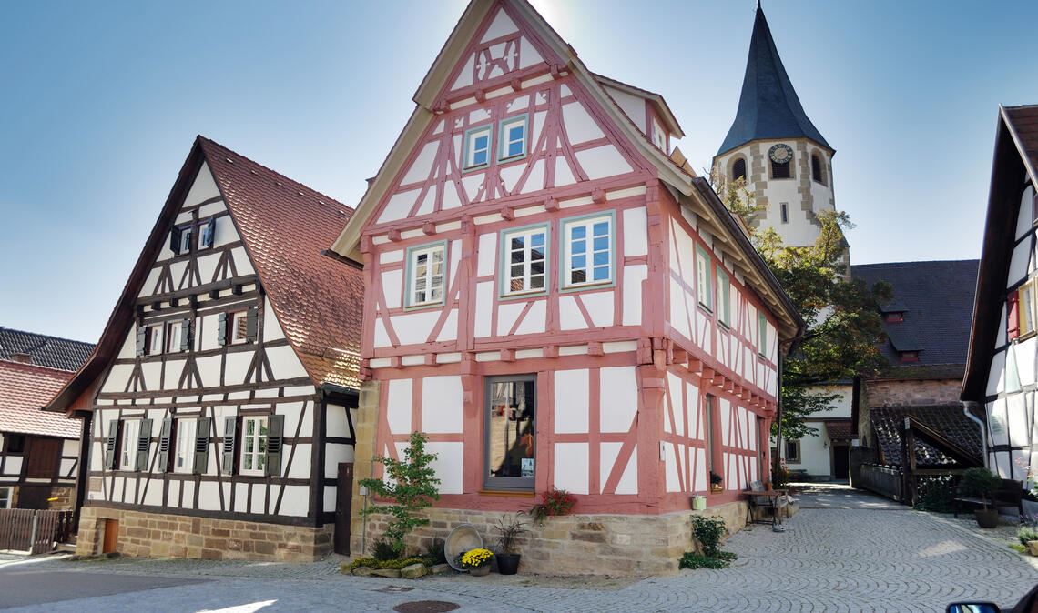 Sanierungen haben einige historische Fachwerkhäuser im Lienzinger Ortskern in wahre Schmuckstücke verwandelt. Foto: Archiv