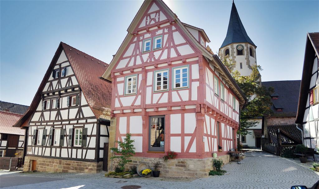 Sanierungen haben einige historische Fachwerkhäuser im Lienzinger Ortskern in wahre Schmuckstücke verwandelt. Foto: Archiv