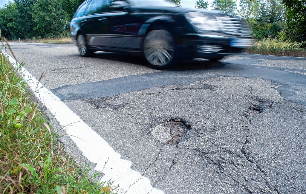 Sanierungsbedürftig I: Die Schäden auf der L1132 durch Ötisheim sind nicht zu übersehen. Bis Ende Oktober soll ein erstes, größeres Teilstück saniert werden, der Rest folgt dann 2021.Fotomoment