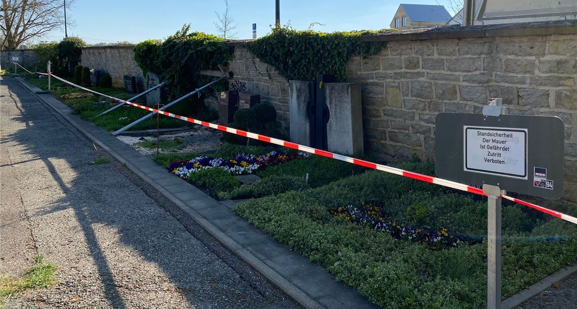 Keine Entwarnung für die Friedhofsmauer Sanierungsbedürftig: die Friedhofsmauer in Großglattbach. Foto: Antonia Bächle