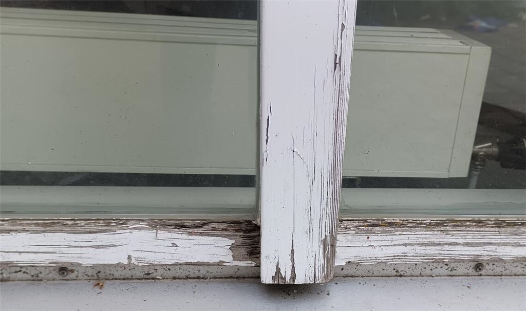 Sanierungsfall Heckengäuschule: Nicht nur das Holz der Fensterrahmen ist schon länger morsch. Auch durch die Türen pfeift der Wind, ein zweiter Rettungsweg fehlt.Fotos: privat/Archiv