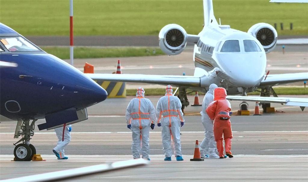 Sanitäter begleiten einen Patienten (2.v.r.), der mit Verdacht auf eine Hantavirus-Infektion von dem Kreuzfahrtschiff MV Hondius evakuiert wurde, zu einem Krankenwagen, nachdem dieser zum Flughafen Schiphol in Amsterdam, Niederlande, geflogen wurde.